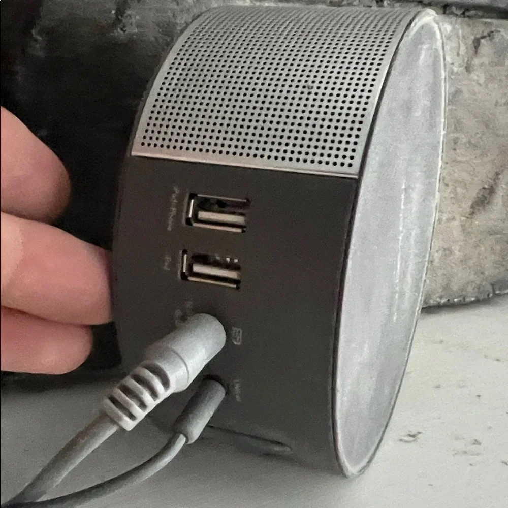 $80 Williams Sonoma Gray Bluetooth Loudspeaker Device w/Power cord iPhone IPad